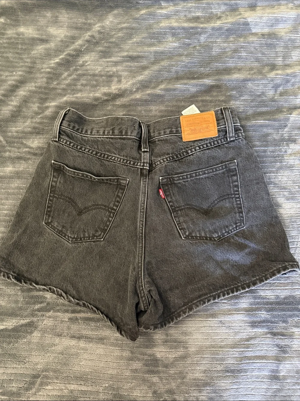 Levi's Women’s 80’s Mom Shorts Black High-Rise | Size 28 - Picture 5 of 8